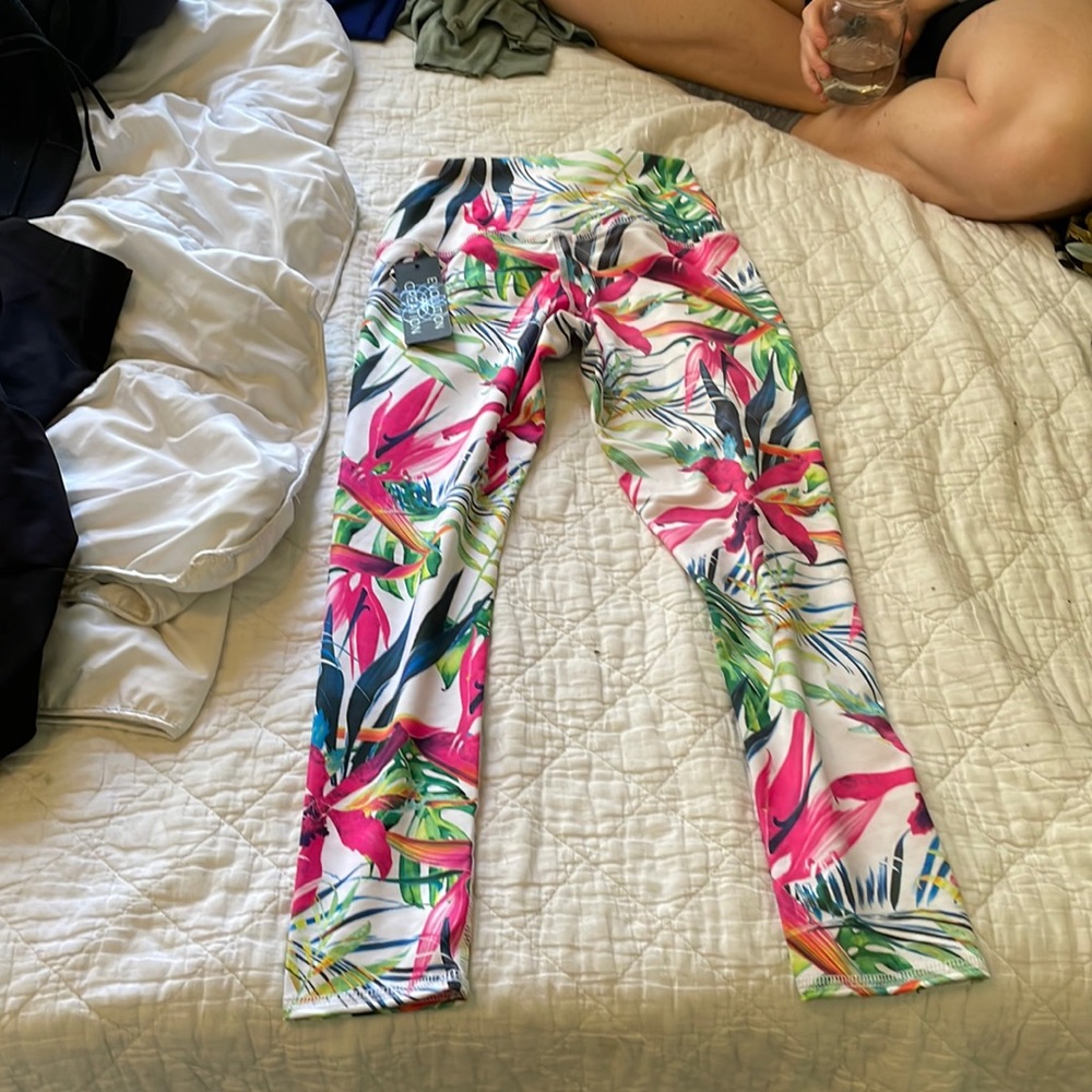 3/4 high waisted leggings with tropical print size small